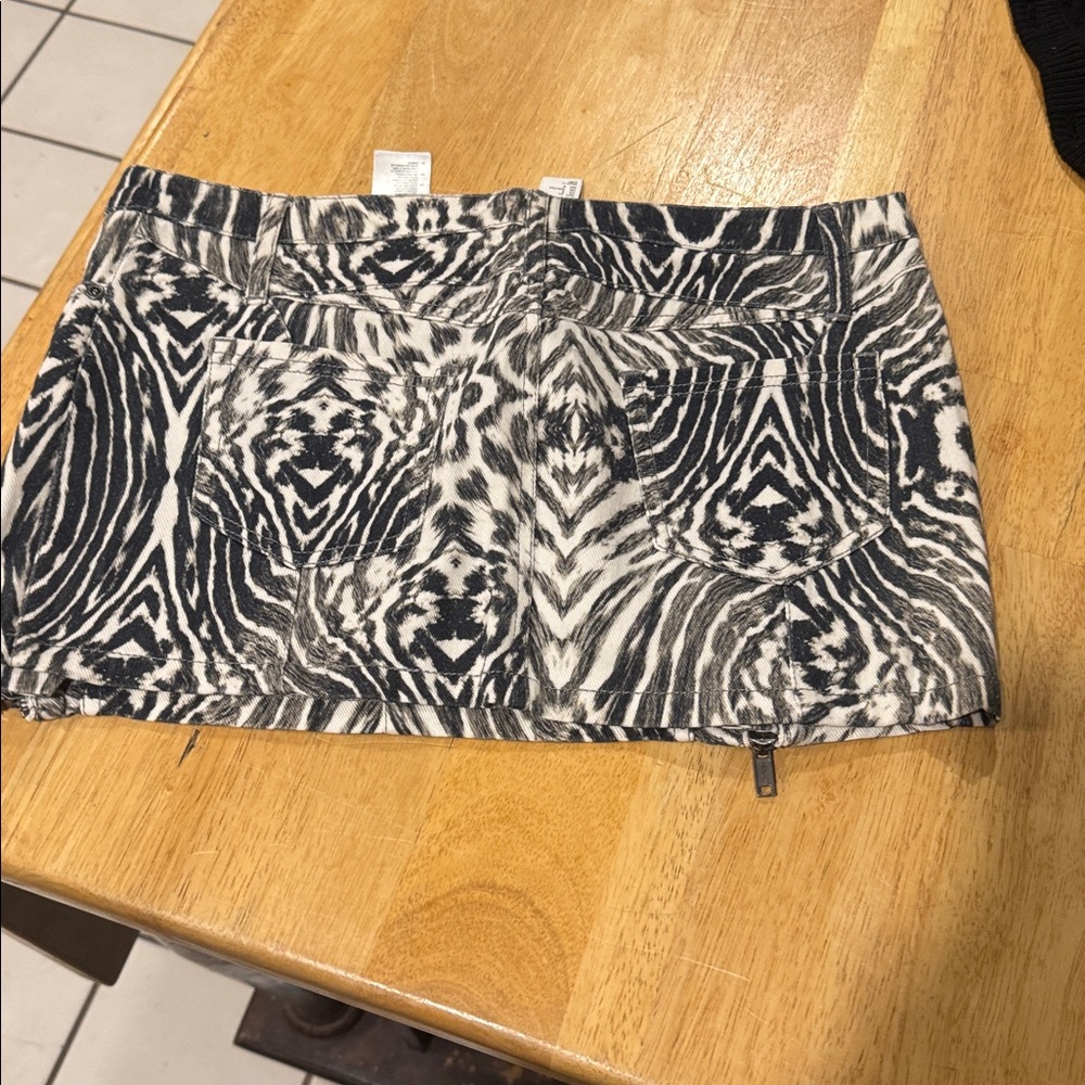 H&M Black and White Patterned Mini Skirt - Picture 2 of 2
